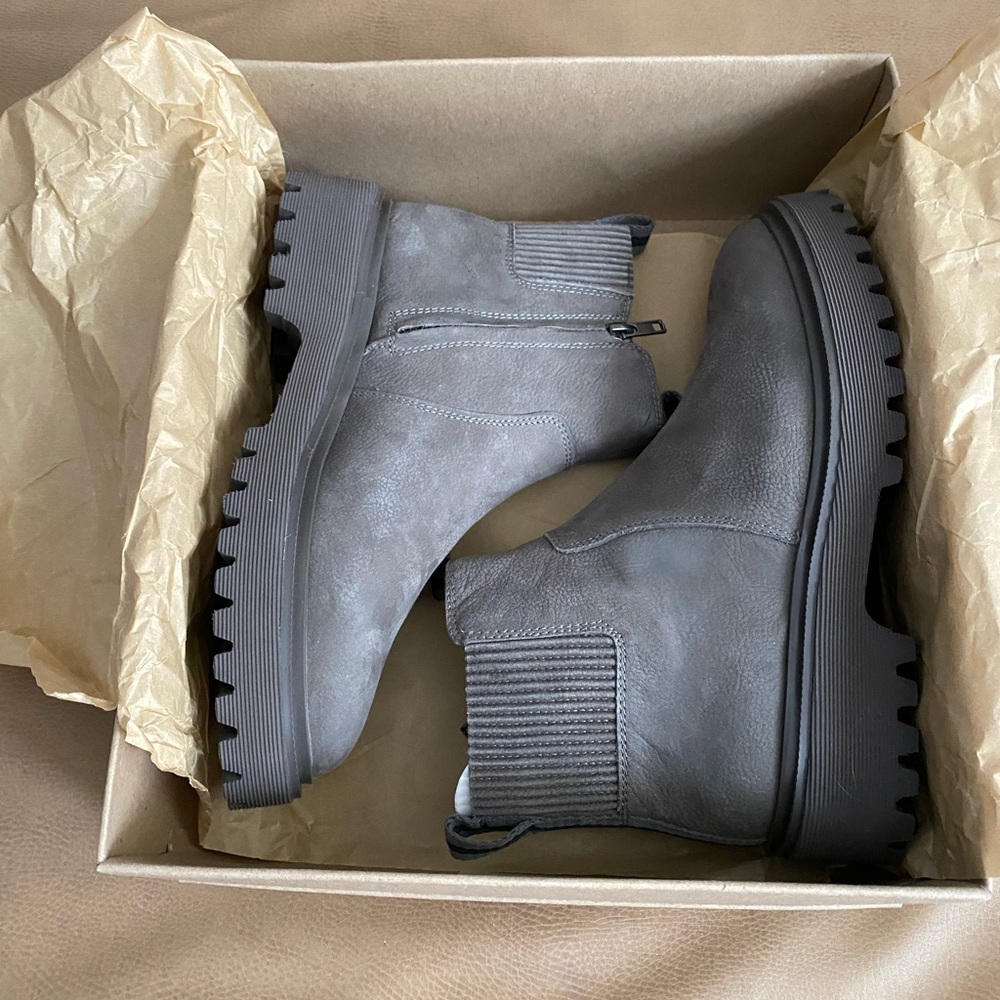 Madewell Chelsea Boots in Leather - Coastal Granite Size 9